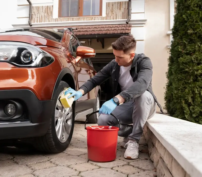 Lavage auto à domicile Minzac : professionnel intervenant sur un véhicule